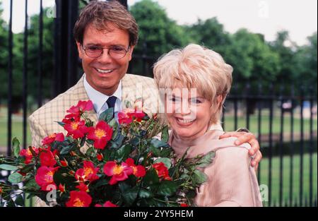 Cliff Richard, Gloria Hunniford mit Jill Dando Rose. RHS Hampton Court Palace Flower Show, East Molesey, Surrey, UK 07/1999 Stockfoto