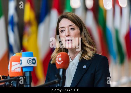 BRÜSSEL, BELGIEN - 19. DEZEMBER 2024 Roberta METSOLA, Präsidentin des Europäischen Parlaments, spricht vor Beginn des Gipfels des Europäischen rates am 19. Dezember 2024 im Europa-Gebäude, dem Sitz des EU-Rates in Brüssel, Belgien, vor den Medien. Die Staats- und Regierungschefs der EU treffen sich in Brüssel, um über die Ukraine, die EU in der Welt, den Nahen Osten, Resilienz und Vorsorge, Migration und außenpolitische Fragen zu diskutieren. Kredit: Morfo SAVVA | Alamy Live News. Stockfoto