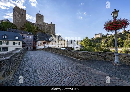 Alte Lahnbrücke romanische Brücke mit Kopfsteinpflaster über die Lahn, Schloss Runkel, Hügelburg aus dem Hochmittelalter, Ruinen, historische Altstadt Stockfoto