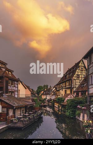 COLMAR, FRANKREICH - 28. MAI 2019: Sonnenuntergang in der Altstadt von Colmar entlang der Kanäle des Le Petit Venice, Elsass, Frankreich Stockfoto