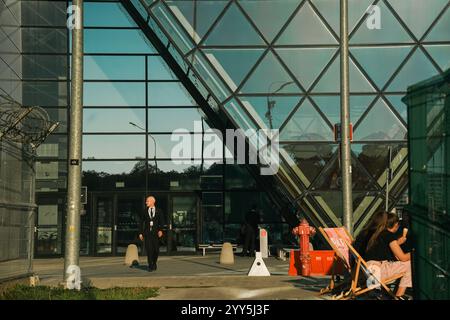 BALICE, POLEN, 15. SEPTEMBER 2023: John Paul II. Krakau mit Balice International Airport, einer der meistbefahrenen Flughäfen in Polen. Moderne Glasfassade Stockfoto