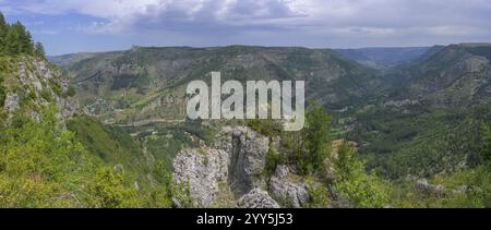 Panoramablick rechts Bergdorf Montbrun, Bergwanderung Les Moines, Gorges du Tarn Causses, Departement Lozere, Frankreich, Europa Stockfoto