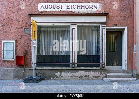 Altes Geschäft, verlassenes Geschäft, baufällige Fassade mit Schaufenster, Eingangstür, Schriftzug, Stuck in großen Buchstaben, vor Renovierung, historisches Ol Stockfoto