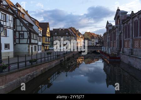 COLMAR, FRANKREICH - 28. MAI 2019: Sonnenuntergang in der Altstadt von Colmar entlang der Kanäle des Le Petit Venice, Elsass, Frankreich Stockfoto