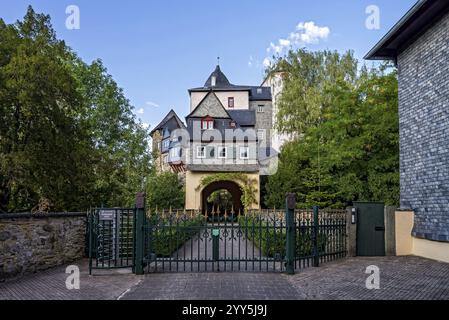 Schloss Runkel, Eingang mit schmiedeeisernem Tor und Burgtor, Burg auf einem Hügel aus dem Hochmittelalter, historische Altstadt, Runkel an der Lahn, Limbur Stockfoto