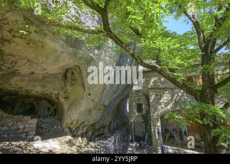 Platz zwischen Felsen in der Tarn-Schlucht, Gorges du Tarn Causses, Castelbouc, Departement Lozere, Frankreich, Europa Stockfoto