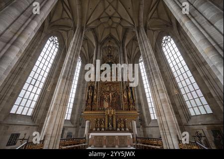 Hochaltar, 1642 fertiggestellt, 1856 durch neogotische Schnitzereien ersetzt, spätgotische Hallenkirche St. Georg, Dinkelsbühl, Bayern, Deutschland, Europa Stockfoto