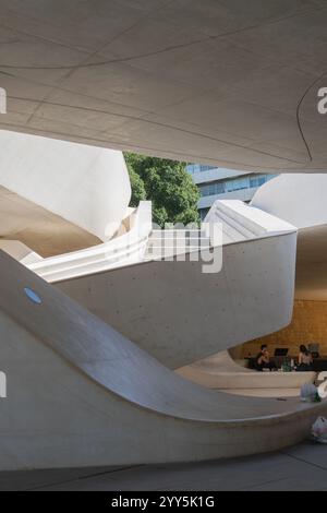 Nikosia, Zypern, 4. November 2023. Zaha Hadid Architects hat den Eleftheria-Platz fertiggestellt, einen öffentlichen Park, der entlang der historischen venezianischen Mauern verläuft Stockfoto