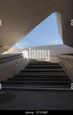 Nikosia, Zypern, 4. November 2023. Zaha Hadid Architects hat den Eleftheria-Platz fertiggestellt, einen öffentlichen Park, der entlang der historischen venezianischen Mauern verläuft Stockfoto
