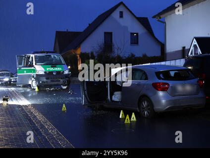 19. Dezember 2024, Bayern, Mühlhausen: Polizeifahrzeuge stehen neben dem Unfallfahrzeug (r). Polizeibeamte haben einen mutmaßlichen Unfallfahrer in Mittelfranken angehalten, indem sie auf die Reifen ihres Autos schießen. Die Frau habe offenbar mehrere Unfälle in der Region zwischen Geiselwind (Kreis Kitzingen) und Mühlhausen (Kreis Erlangen-Höchstadt) verursacht, so ein Polizeisprecher. Foto: Daniel Löb/dpa Stockfoto