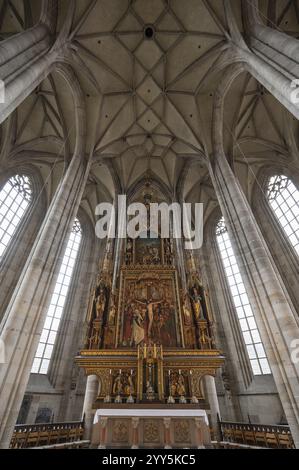 Hochaltar, 1642 fertiggestellt, 1856 durch neogotische Schnitzereien ersetzt, spätgotische Hallenkirche St. Georg, Dinkelsbühl, Bayern, Deutschland, Europa Stockfoto