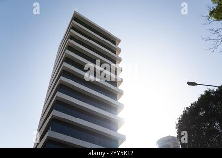 Limassol, Zypern, 3. November 2023. Fesselnder Blick auf die zeitgenössischen spiralförmigen Hochhäuser in Zypern, Nikosia mit kontrastreichen architektonischen Gegensätzen Stockfoto