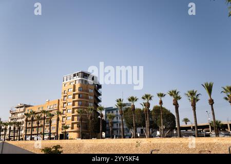 Limassol, Zypern, 3. November 2023. Strandpromenade und Park in Limassol, Zypern Stockfoto