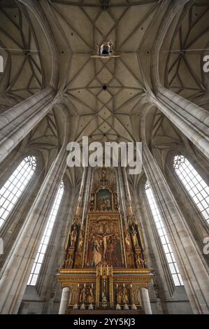 Hochaltar, 1642 fertiggestellt, 1856 durch neogotische Schnitzereien ersetzt, spätgotische Hallenkirche St. Georg, Dinkelsbühl, Bayern, Deutschland, Europa Stockfoto