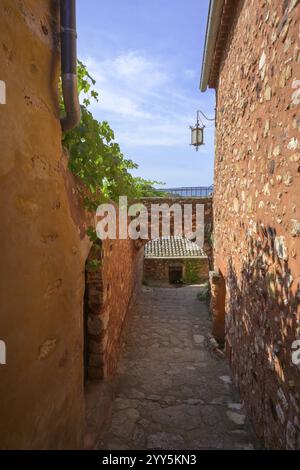 Enge Gasse in rotem Ocker, Roussillon, Departement Vaucluse, Frankreich, Europa Stockfoto