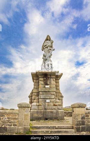 Skulptur Notre-dame des naufrages in Pointe du raz mit malerischem Blick auf die Wolkenlandschaft Finistere., Pointe du raz, Bretange, Frankreich, Europa Stockfoto