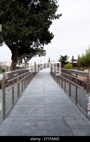 Paphos, Zypern – 4. September 2023: Paphos Walkway Sky Bridge verbindet Fabrica Hill mit dem archäologischen Park Stockfoto