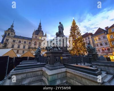 Erzherzog-Johann-Brunnen und wunderschöne Weihnachtsdekoration am Hauptplatz, nachts Stockfoto