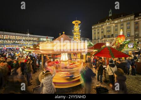 Der Dresdner Striezelmarkt ist ein Dresdner Weihnachtsmarkt. Er wird seit 1434 im Advent, meist am Altmarkt, abgehalten und zieht eine Asche an Stockfoto