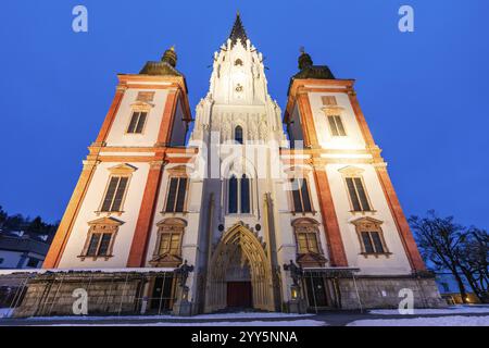 Fassade der Wallfahrtskirche, Basilika Mariazell, blaue Stunde am frühen Morgen, Mariazell, Steiermark, Österreich, Europa Stockfoto