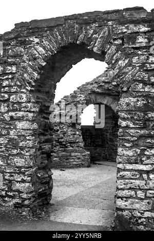 Offene Türen und Bögen in Schwarz und weiß einer alten Burgruine in Wales. Die ursprüngliche Burg von Aberystwyth wurde von den Normannen Anfang des 12. Jahrhunderts erbaut Stockfoto