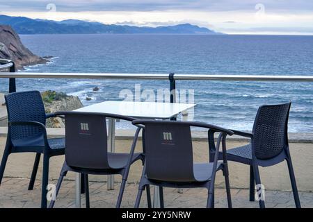 Blick auf die Bucht von Biskaya von der Hotelveranda an einem bewölkten Abend. Zumaia, Spanien Stockfoto