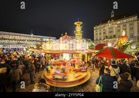 Der Dresdner Striezelmarkt ist ein Dresdner Weihnachtsmarkt. Er wird seit 1434 im Advent, meist am Altmarkt, abgehalten und zieht eine Asche an Stockfoto