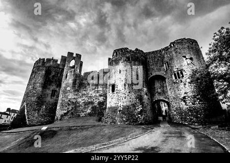 Dramatischer Schwarzweiß-Blick auf Chepstow Castle in Wales, vor einem dramatischen Himmel, Stockfoto
