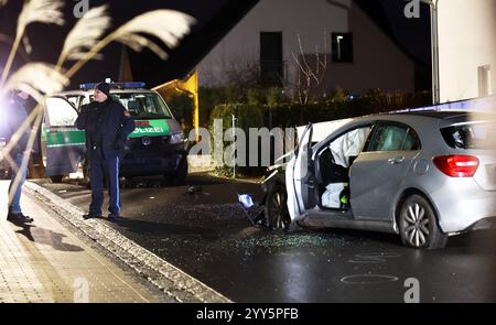 19. Dezember 2024, Bayern, Mühlhausen: Ein beschädigtes Polizeifahrzeug steht neben dem Unfallfahrzeug (r). Polizeibeamte haben einen mutmaßlichen Unfallfahrer in Mittelfranken angehalten, indem sie auf die Reifen ihres Autos schießen. Die Frau habe offenbar mehrere Unfälle in der Region zwischen Geiselwind (Kreis Kitzingen) und Mühlhausen (Kreis Erlangen-Höchstadt) verursacht, so ein Polizeisprecher. Foto: Daniel Löb/dpa Stockfoto