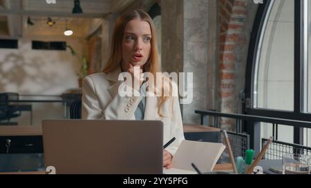 Nachdenklich nachdenklich verwirrtes Geschäft Kaukasische Frau Geschäftsfrau Studentenmädchen weibliche Arbeitgeberin in Café Büro Schule Universität Stockfoto