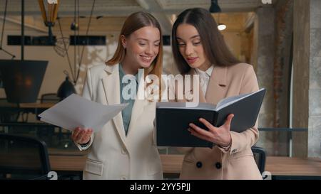 Business Team glücklich aufgeregt emotional zufrieden Kollegen kaukasische Kollegen Frauen Geschäftsfrauen Mädchen Frauen Frauen Frauen Frauen im Büro diskutieren zusammen Stockfoto