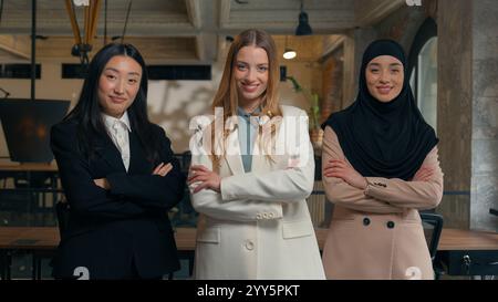 Business Team Kollegen formelle Gruppe Kollegen multiethnische Frauen multiethnische Geschäftsfrauen Vielfalt Mädchen asiatisch muslimisch arabisch kaukasisch Stockfoto