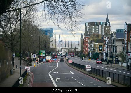 Der Blick auf london von der Bogenstraße unter der Brücke, gemeinsamer Selbstmordort im Norden londons england großbritannien Stockfoto