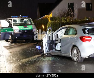 19. Dezember 2024, Bayern, Mühlhausen: Ein beschädigtes Polizeifahrzeug steht neben dem Unfallfahrzeug (r). Polizeibeamte haben einen mutmaßlichen Unfallfahrer in Mittelfranken angehalten, indem sie auf die Reifen ihres Autos schießen. Die Frau habe offenbar mehrere Unfälle in der Region zwischen Geiselwind (Kreis Kitzingen) und Mühlhausen (Kreis Erlangen-Höchstadt) verursacht, so ein Polizeisprecher. Foto: Daniel Löb/dpa Stockfoto