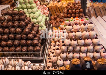 Eine exquisite Auswahl an handgemachten Pralinen und Süßigkeiten in verschiedenen Geschmacksrichtungen und Texturen. Perfekt für Themen wie kulinarische Reisen, Genießen und kulinarische Entdeckungen. Stockfoto