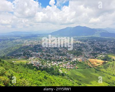 Panoramablick auf die magische Stadt Xicotepec in den nördlichen Bergen des Bundesstaates Puebla in Mexiko Stockfoto