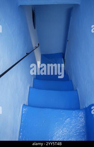 Chefchaouen ist eine Stadt in den Rif-Bergen von Marokko, die für ihre blauen Gebäude in der alten ummauerten Stadt in Nordafrika berühmt ist Stockfoto