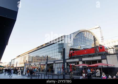 Berlin, Deutschland - 15. Dezember 2019: Roter Zug kommt im dezember am Ostbahnhof an Stockfoto