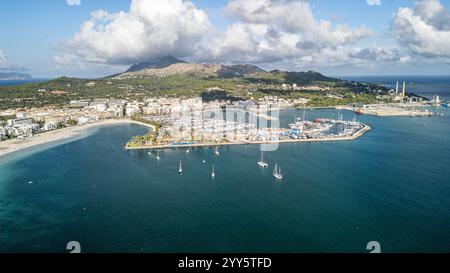 Der Alcudiamar, ein Yachthafen mit moderner Infrastruktur, umweltfreundlich, auf die lokale Wirtschaft ausgerichtet, Port d'Alcudia, Mallorca, Spanien. Stockfoto