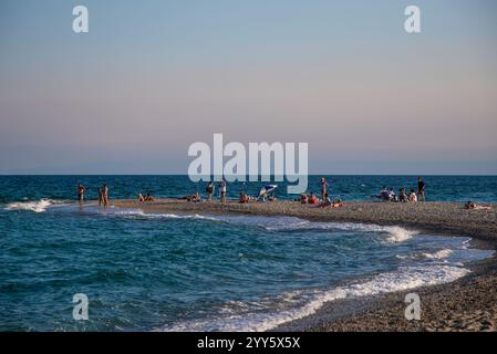 Wunderschöner Blick auf den ikonischen Posidi Sandstrand, das Paradies cape und die Halbinsel in Kassandra, Griechenland. Menschen gehen, schwimmen und sonnen sich am Strand. Stockfoto