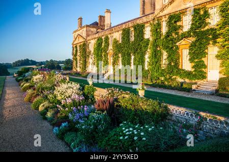 Krautige Grenze unterhalb der Terrasse des Bowood House in Wiltshire. Stockfoto