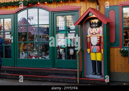 Berlin - 15. Dezember 2019: Großer Nussknacker steht vor einem weihnachtsgeschäft Stockfoto