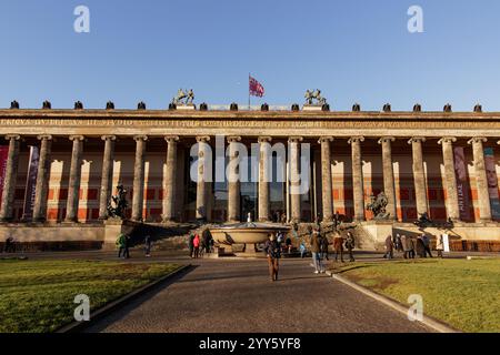 Berlin, Deutschland - 15. Dezember 2019: Touristen besuchen das alte Museum während der weihnachtszeit Stockfoto