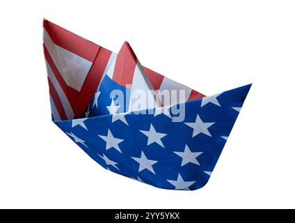 Papierboot aus USA Flagge Sterne und Streifen isoliert auf weißem Hintergrund. Konzeptbild. Stockfoto
