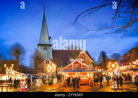 Weihnachtsmarkt in der Alten Holstenstraße vor der Kirche St. Petri und Pauli in Bergedorf, Hamburg, Deutschland *** Weihnachtsmarkt in der Alten Holstenstraße vor der Kirche St. Petri und Pauli in Bergedorf, Hamburg, Deutschland Stockfoto