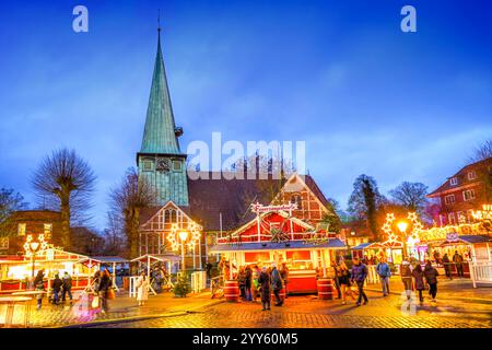 Weihnachtsmarkt in der Alten Holstenstraße vor der Kirche St. Petri und Pauli in Bergedorf, Hamburg, Deutschland *** Weihnachtsmarkt in der Alten Holstenstraße vor der Kirche St. Petri und Pauli in Bergedorf, Hamburg, Deutschland Stockfoto