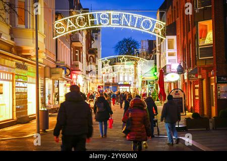 Einkaufsstraße Sachsentor und Weihnachtsmarkt in Bergedorf, Hamburg, Deutschland *** Einkaufsstraße Sachsentor und Weihnachtsmarkt in Bergedorf, Hamburg, Deutschland Stockfoto