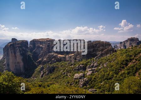 Wunderschöne malerische und atemberaubende Aussicht auf das Tal und den Wahrzeichen Canyon der Meteora Felsformationen, Kalambaka, Griechenland. Stockfoto