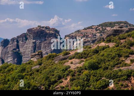 Wunderschöne malerische und atemberaubende Aussicht auf das Tal und den Wahrzeichen Canyon der Meteora Felsformationen, Kalambaka, Griechenland. Stockfoto