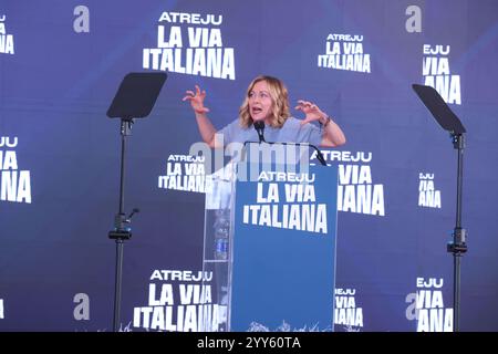 Rom, Italien. Dezember 2024. Die italienische Premierministerin Giorgia Meloni spricht bei der italienischen Partei Fratelli d’Italia Atreju 2024 im Circo Massimo in Rom. (Foto: Paolo Pizzi/Pacific Press/SIPA USA) Credit: SIPA USA/Alamy Live News Stockfoto